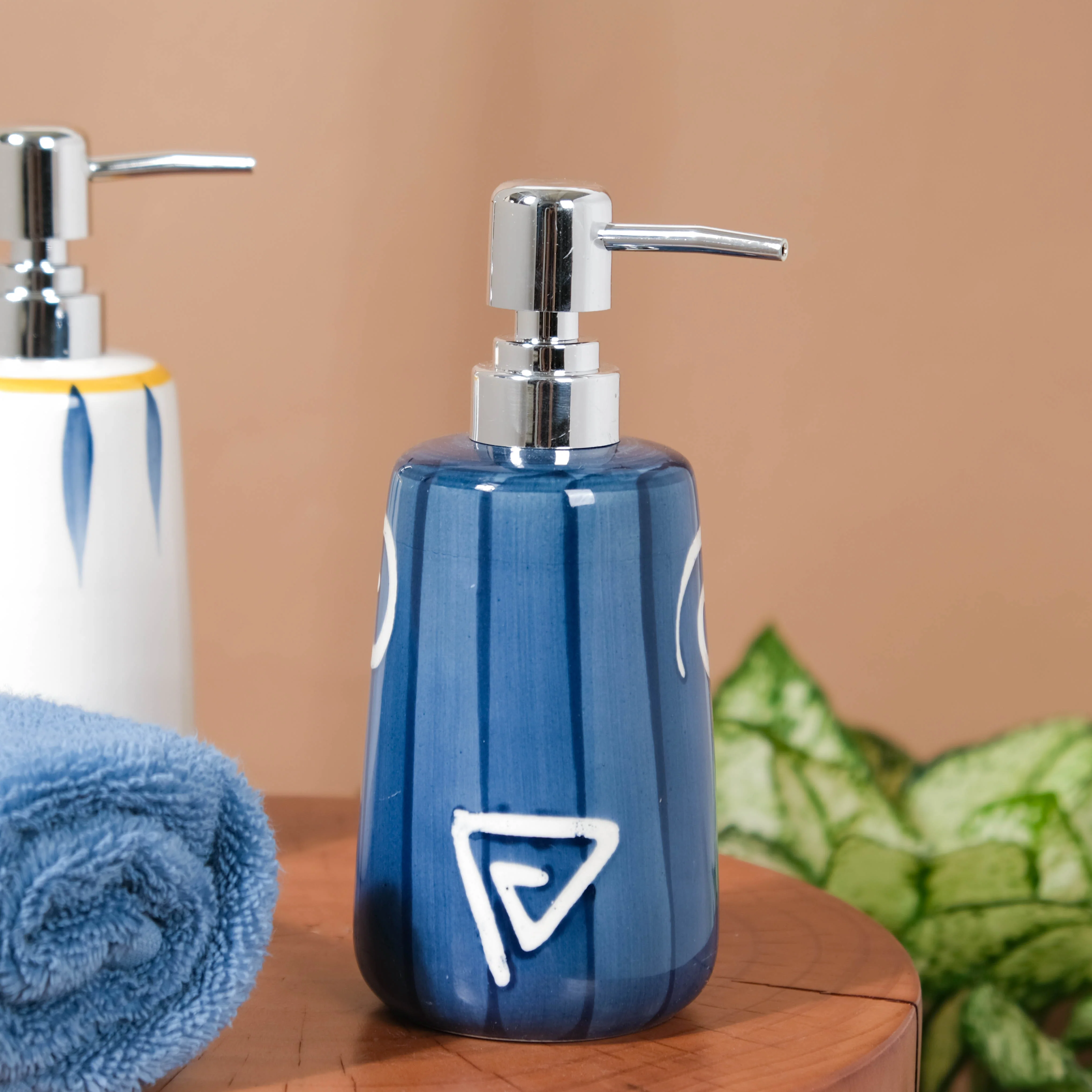 Nitori White Swirl Blue Dispenser With Nozzle 450ml - Image 3