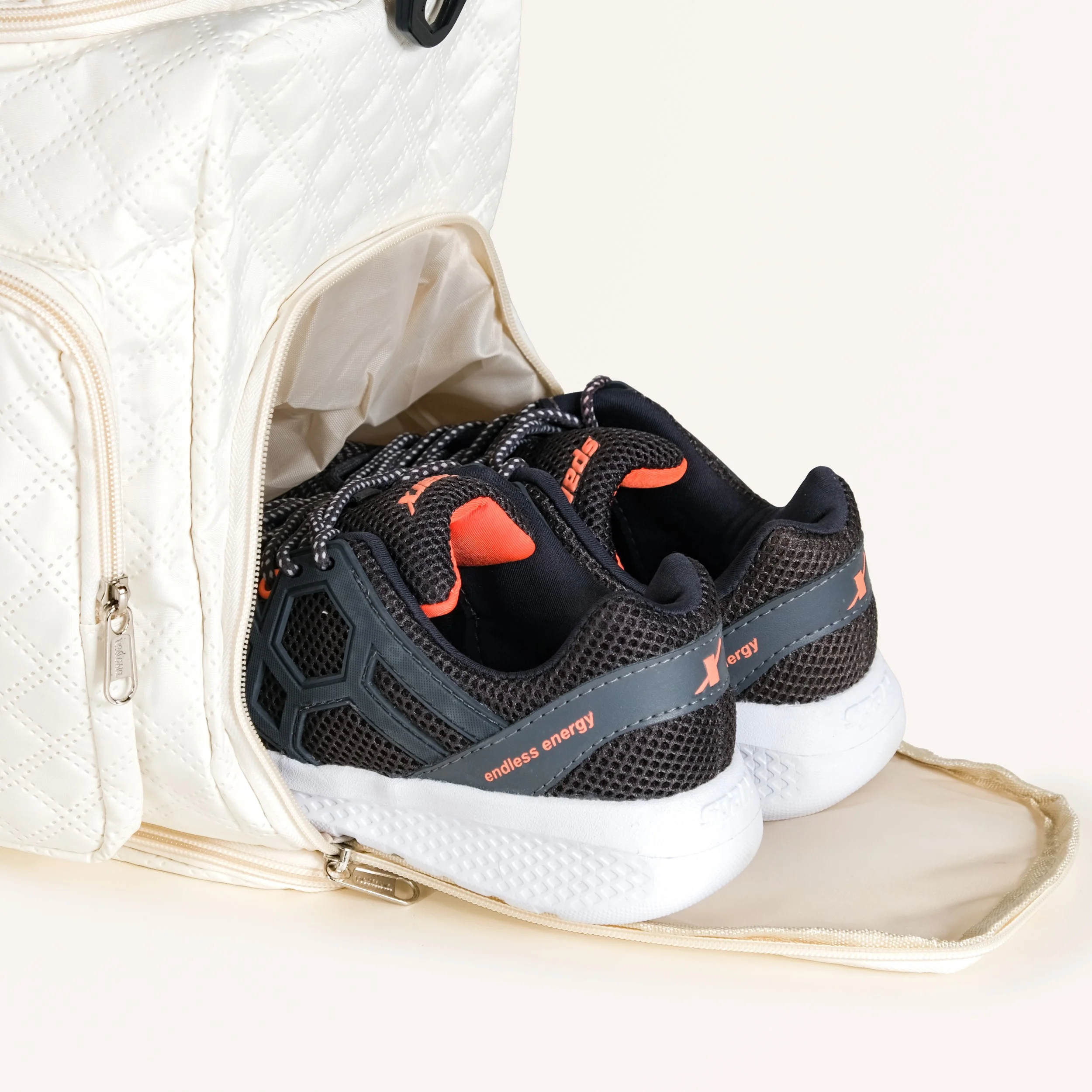 Off-White Dova Adjustable Gym Duffle Bag - Image 10