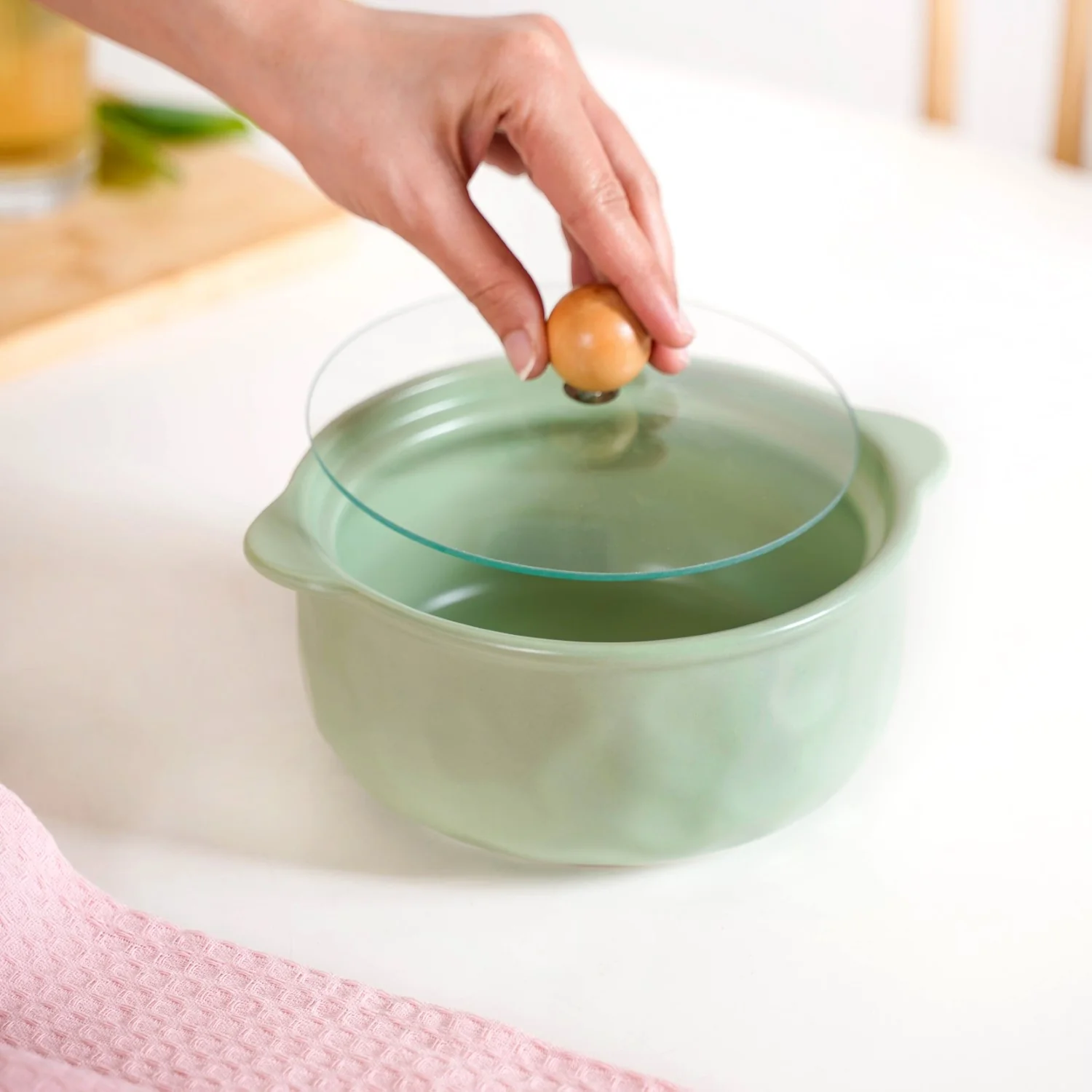 Pebble Textured Serving Bowl With Glass Lid 950ml - Image 3