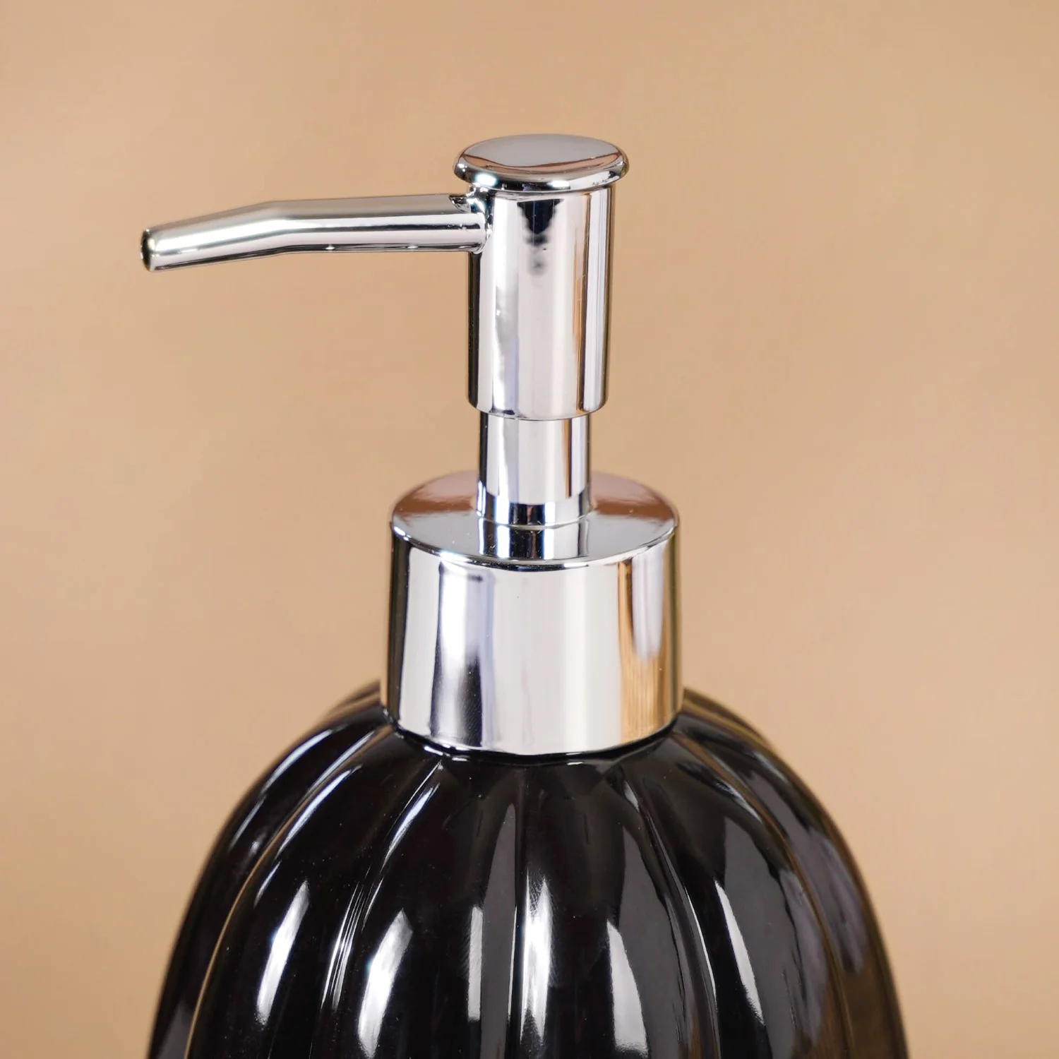 Ribbed Glossy Liquid Dispenser Black 400ml - Image 6