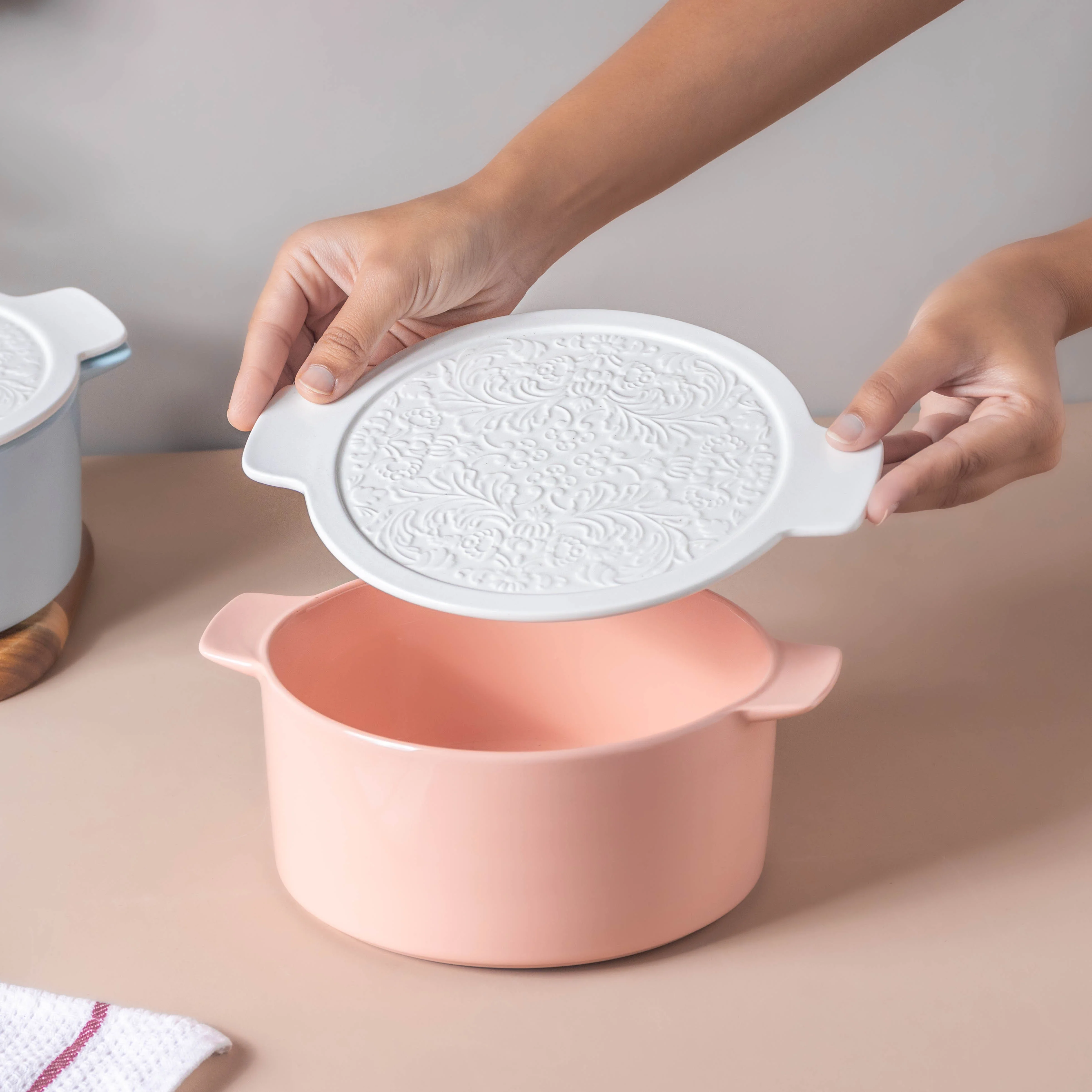 Riona Ceramic Serving Pot Pink With Floral Lid - Image 2