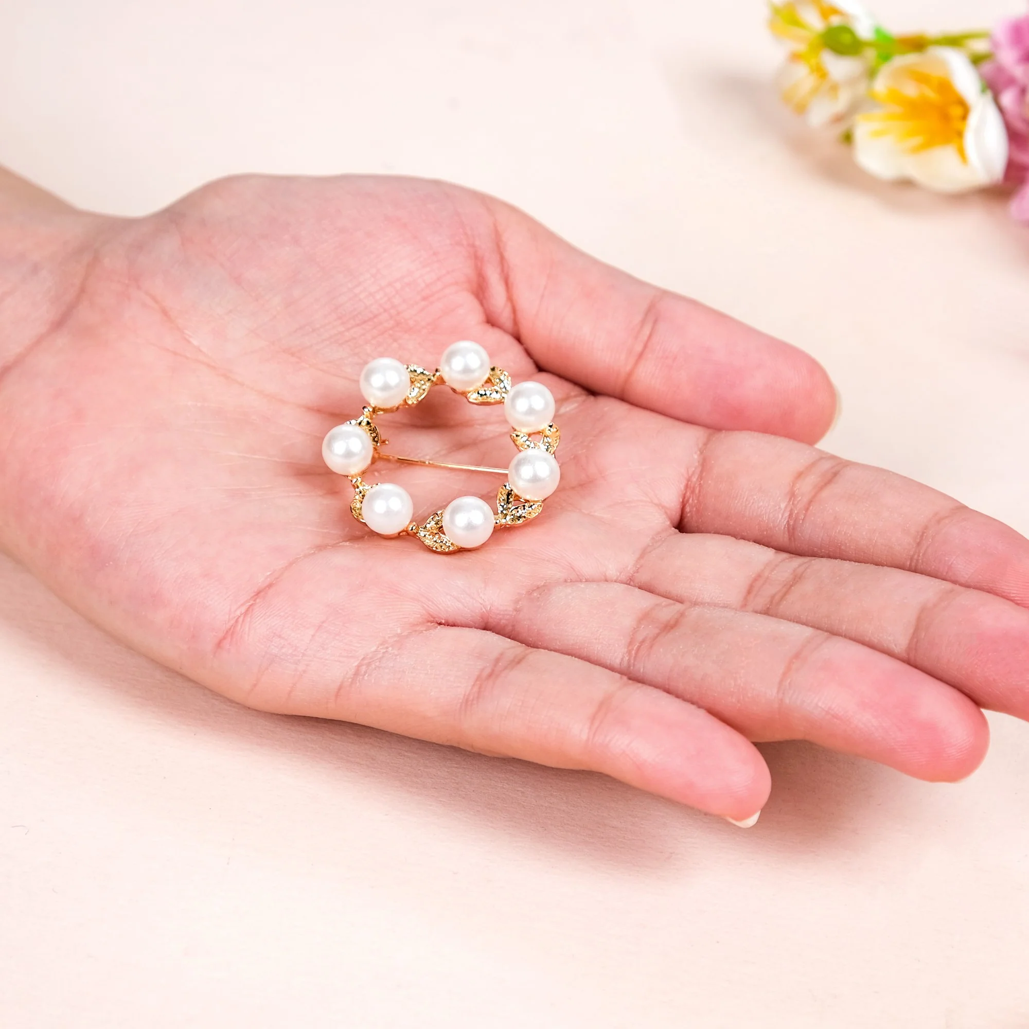 Round Elegant Pearl Brooch Pin White And Gold - Image 2