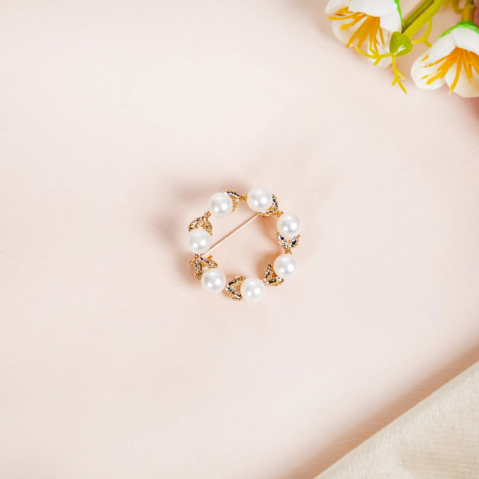 Round Elegant Pearl Brooch Pin White And Gold - Image 6
