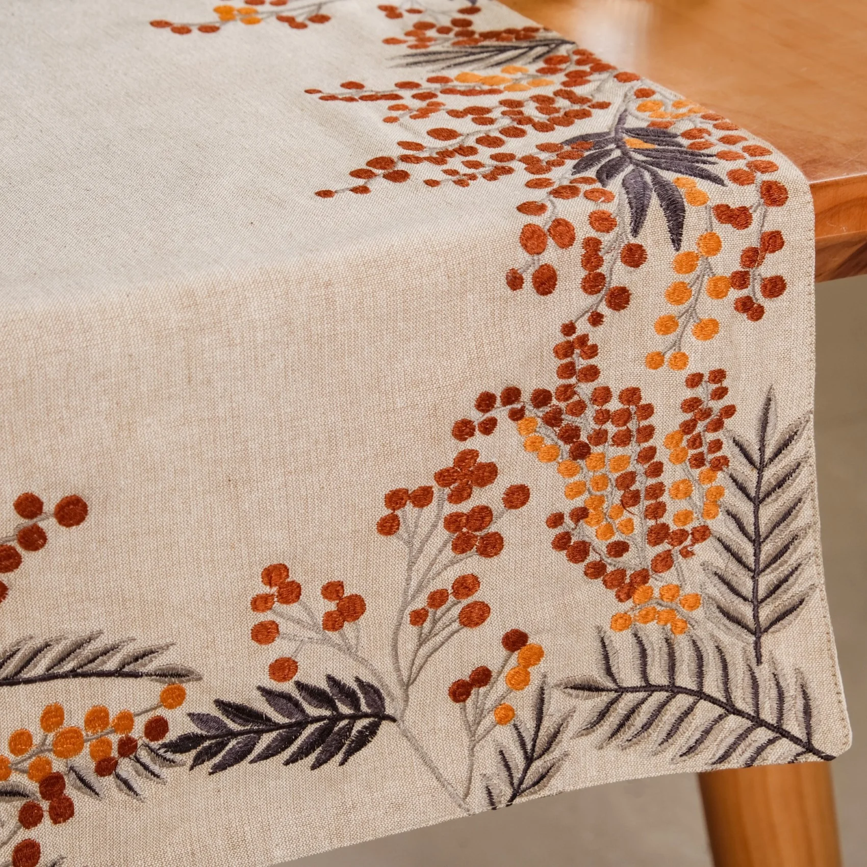 Rustic Charm Wild Berry Cotton Table Runner - Image 3