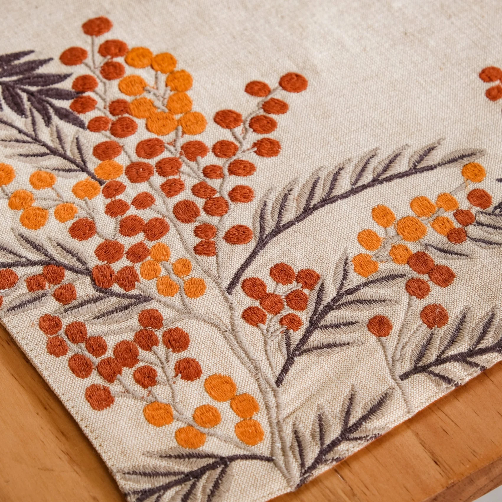 Rustic Charm Wild Berry Cotton Table Runner - Image 4