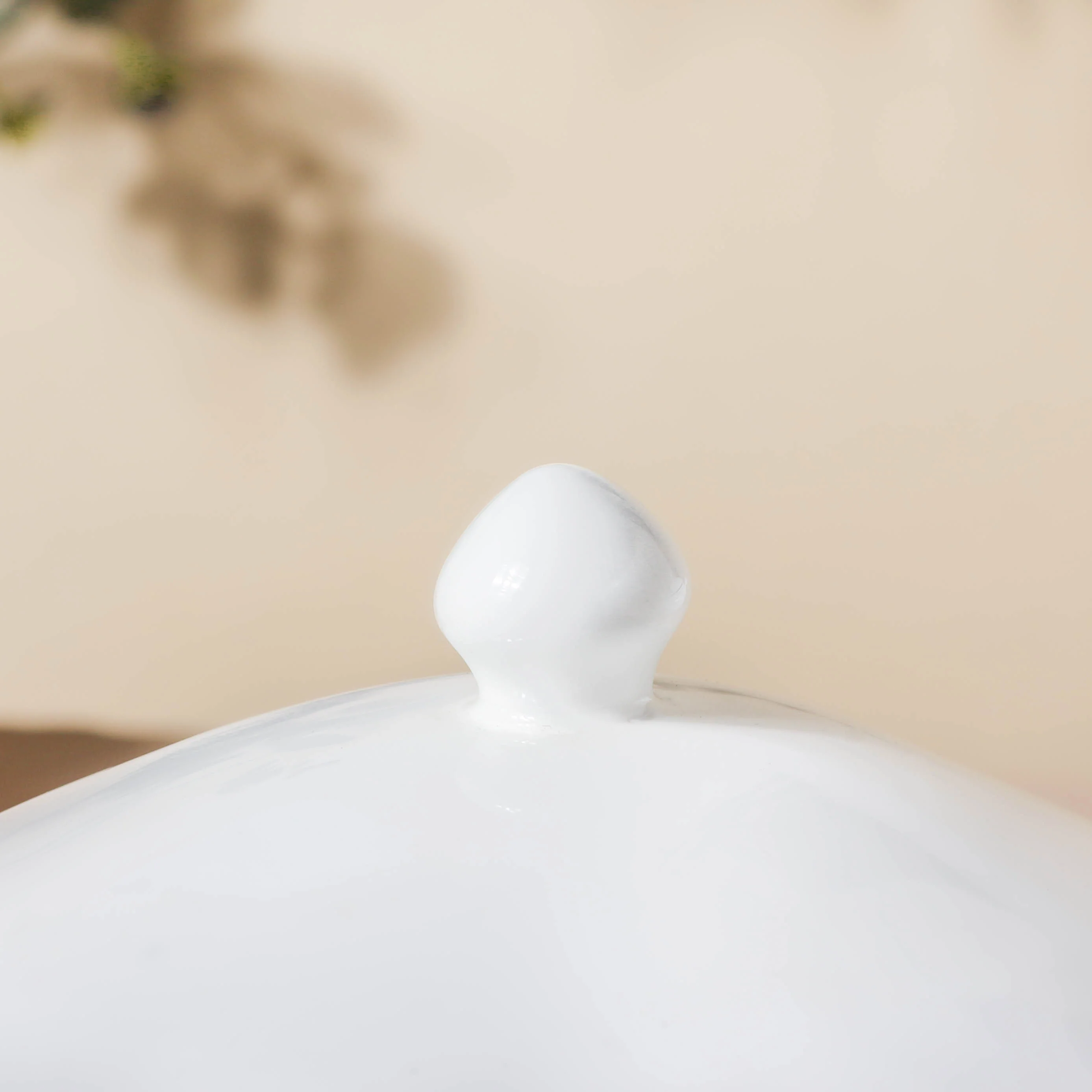 Serena Pearly White Serving Bowl With Lid Small 1 L - Image 8