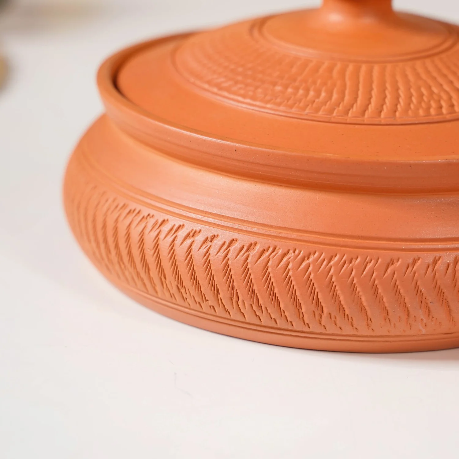 Set Of 2 Engraved Terracotta Serving Bowls With Lid 1400ml - Image 8