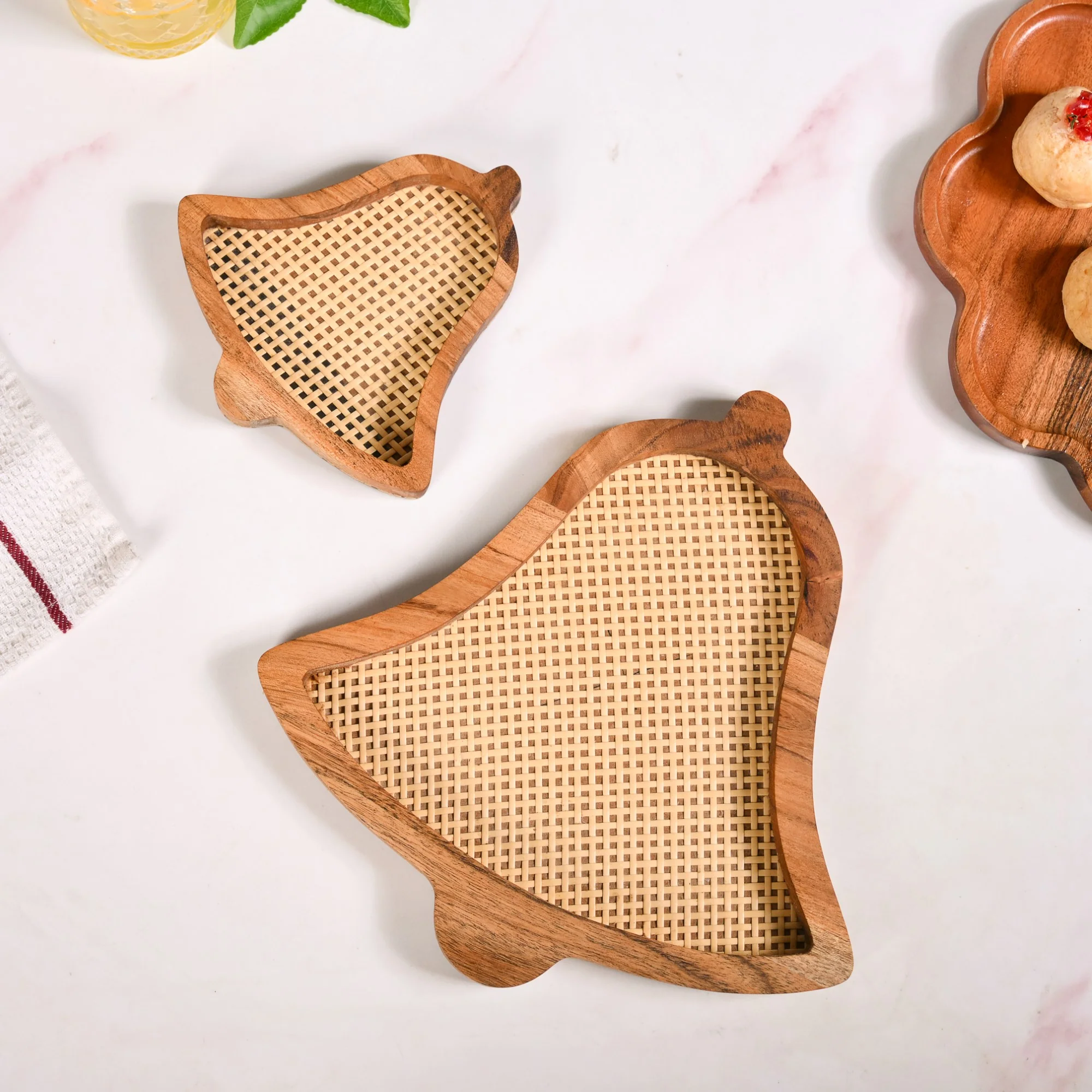 Set Of 2 Jingle Bells Wooden Platters With Rattan Weave - Image 2