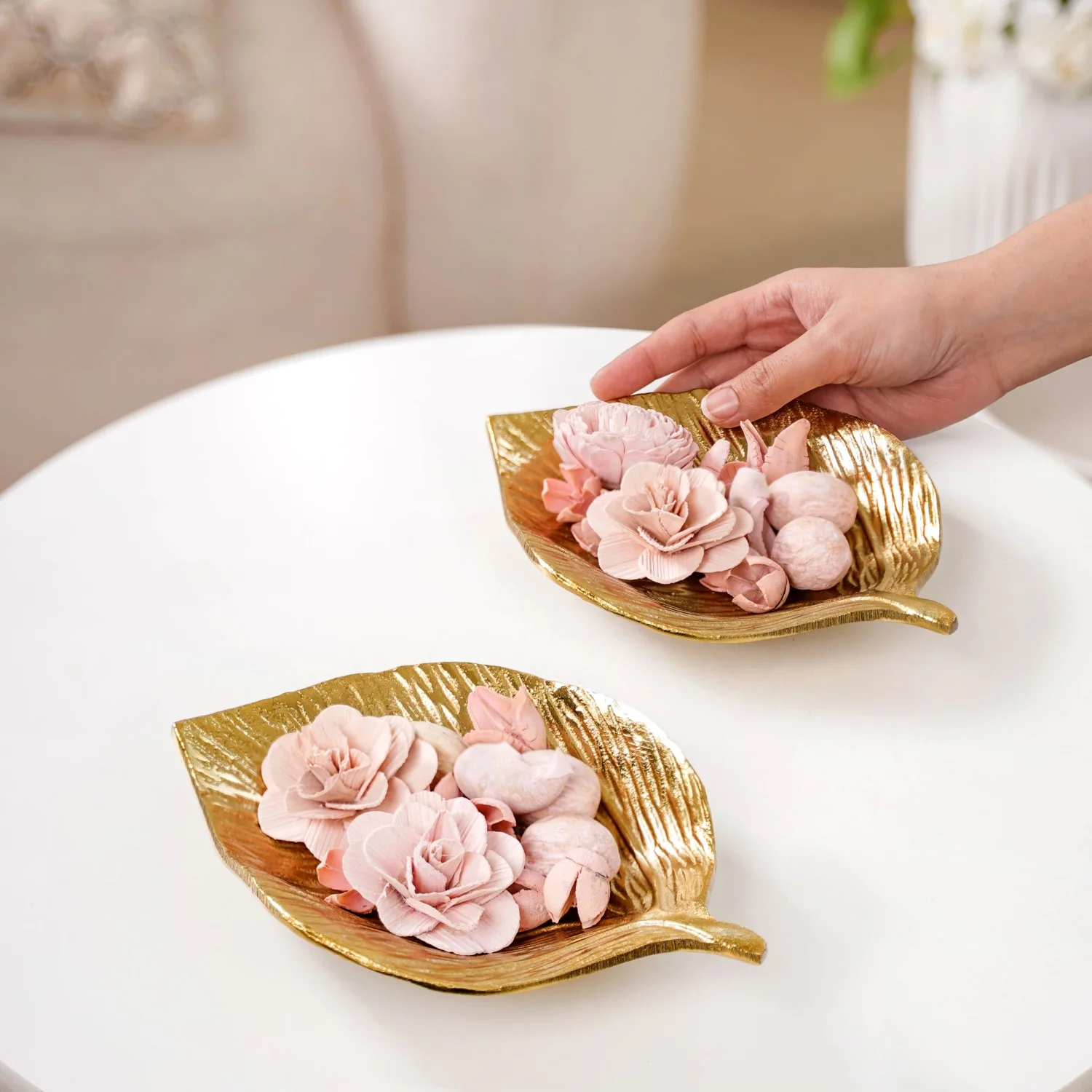 Set of 2 Leaf Plates Gold - Image 2