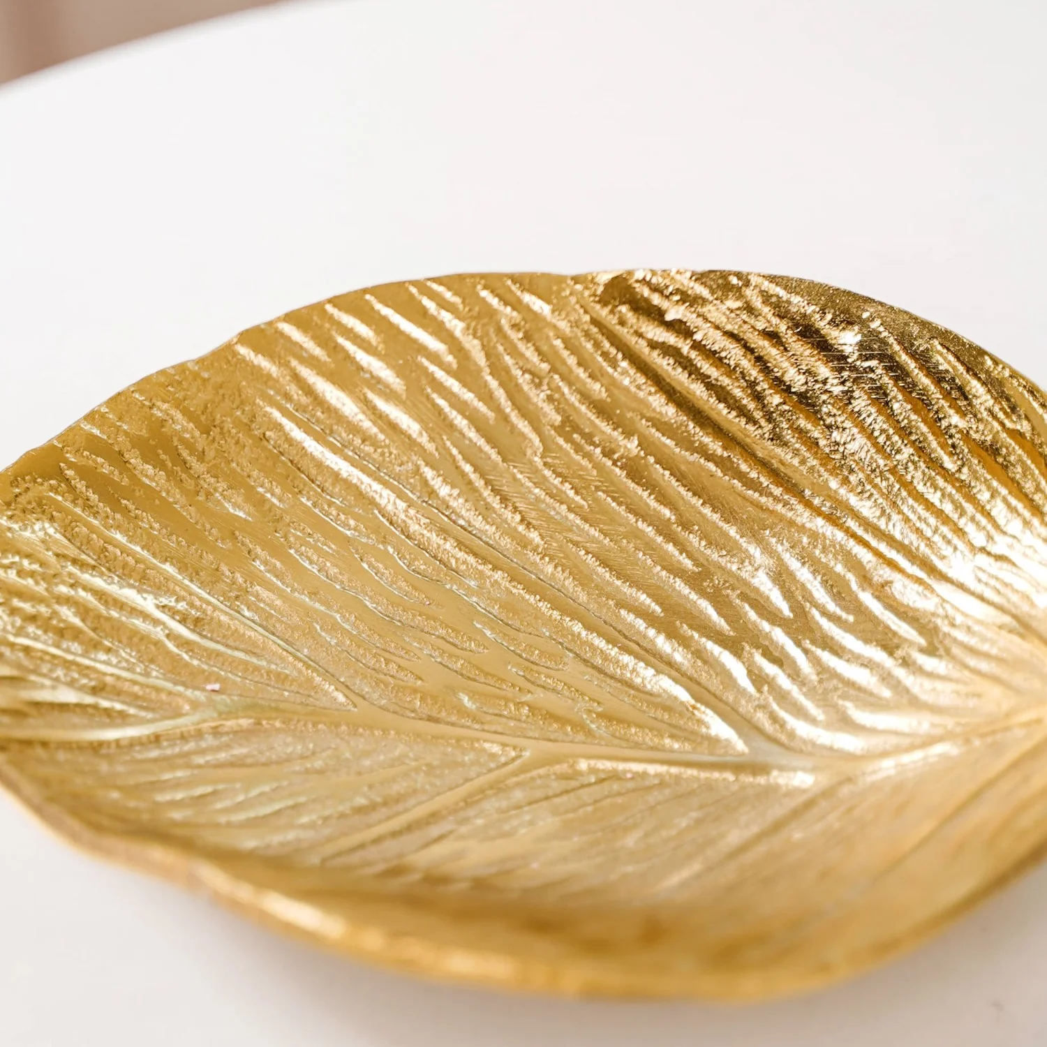 Set of 2 Leaf Plates Gold - Image 7
