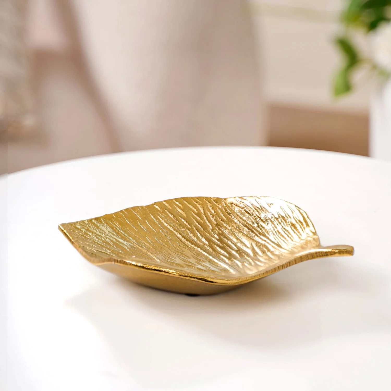 Set of 2 Leaf Plates Gold - Image 8