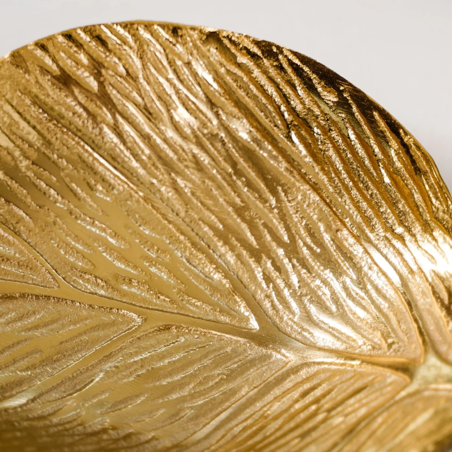 Set of 2 Leaf Plates Gold - Image 9