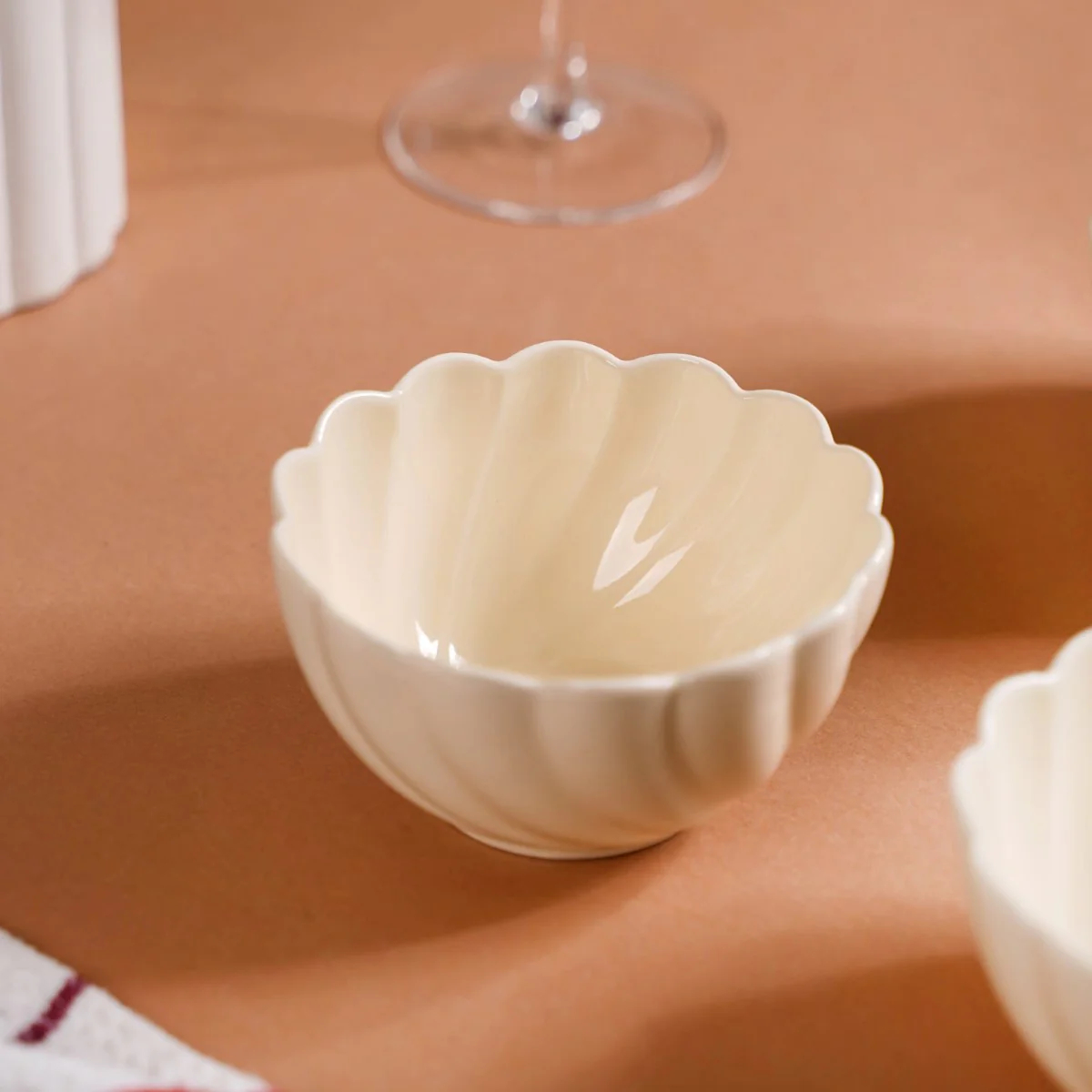 Set of 4 Scallop Vanilla White Ceramic Bowls 300ml - Image 3