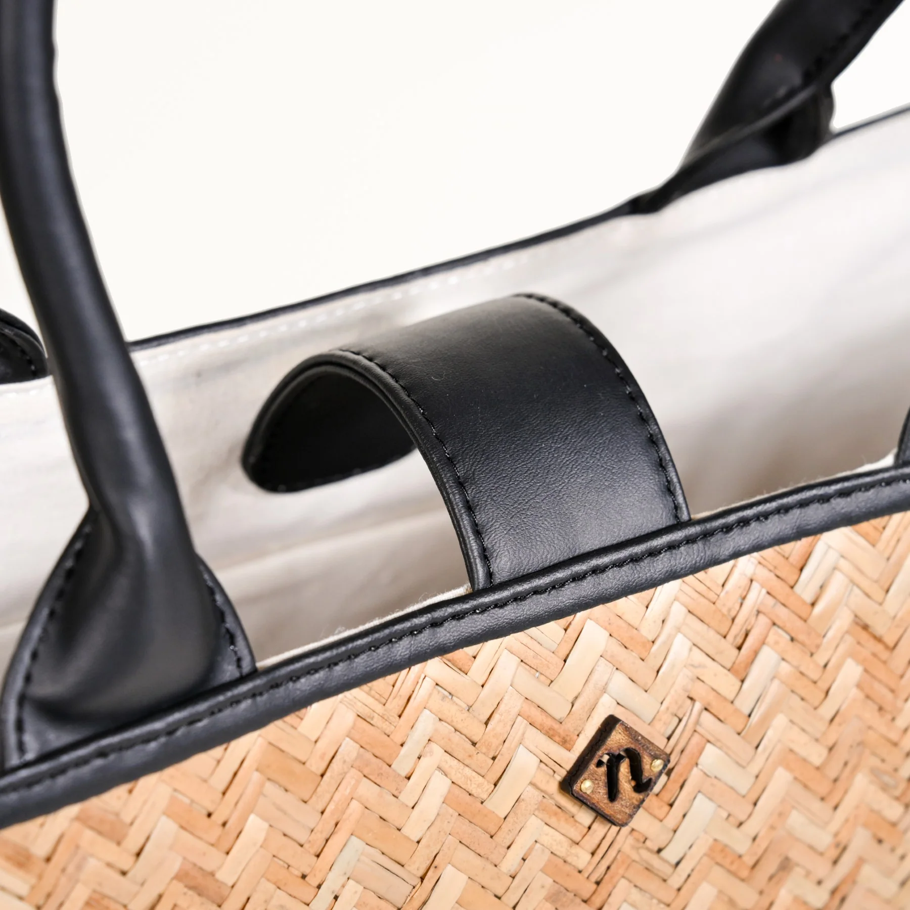 BreezeBag Carryall Black Tote - Image 9