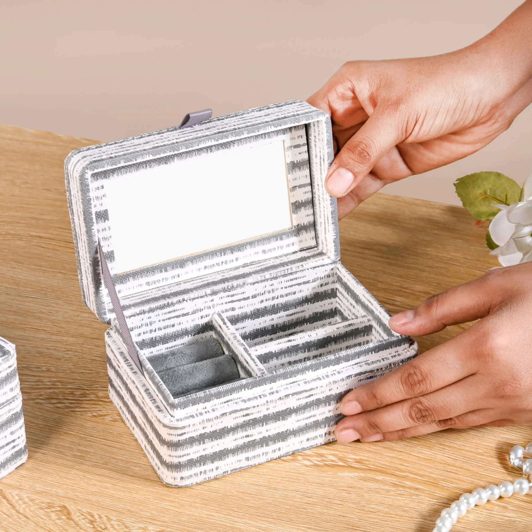SlateLine Portable Jewellery Box With Mirror - Image 3