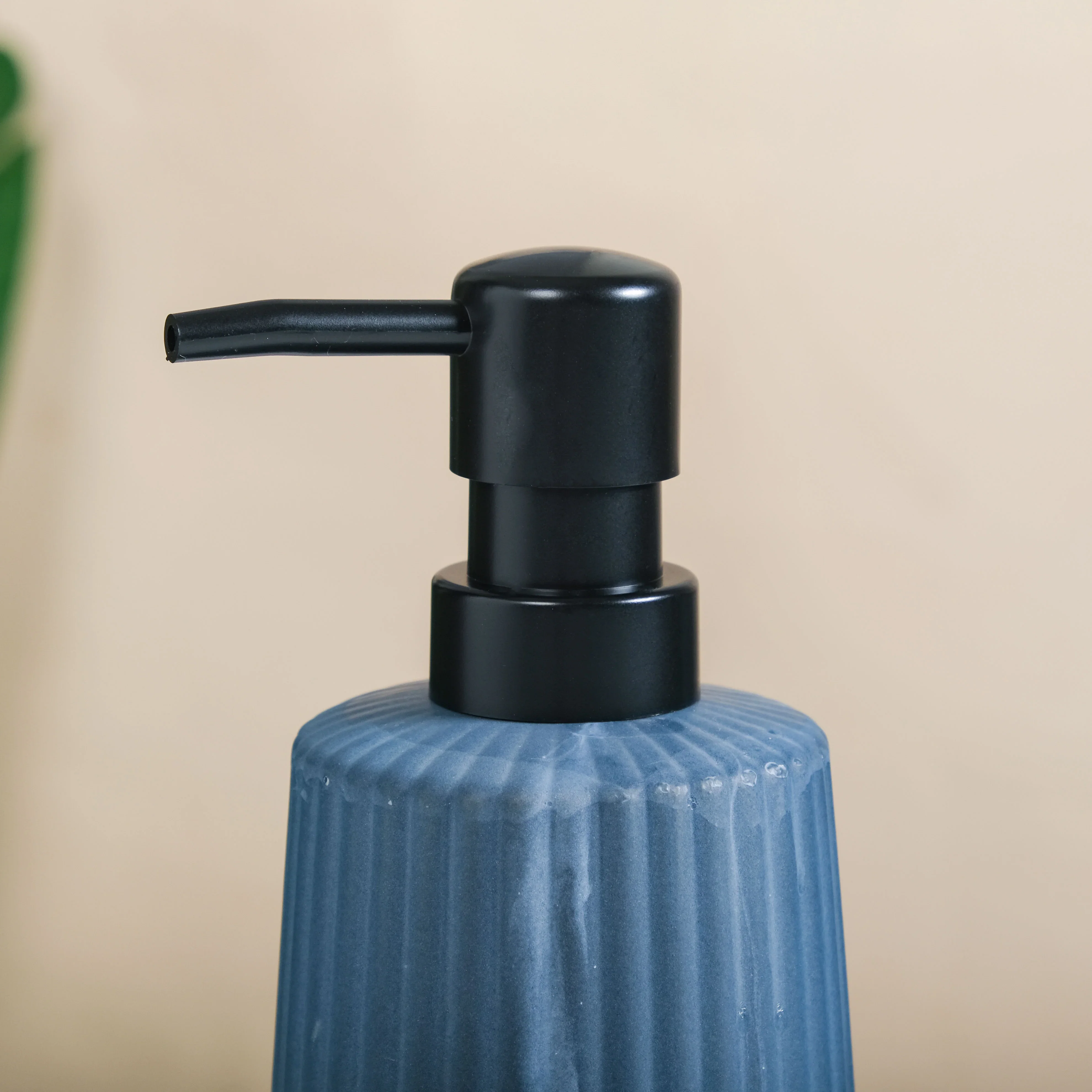 Sleek Ceramic Bathroom Set Of 3 - Image 9