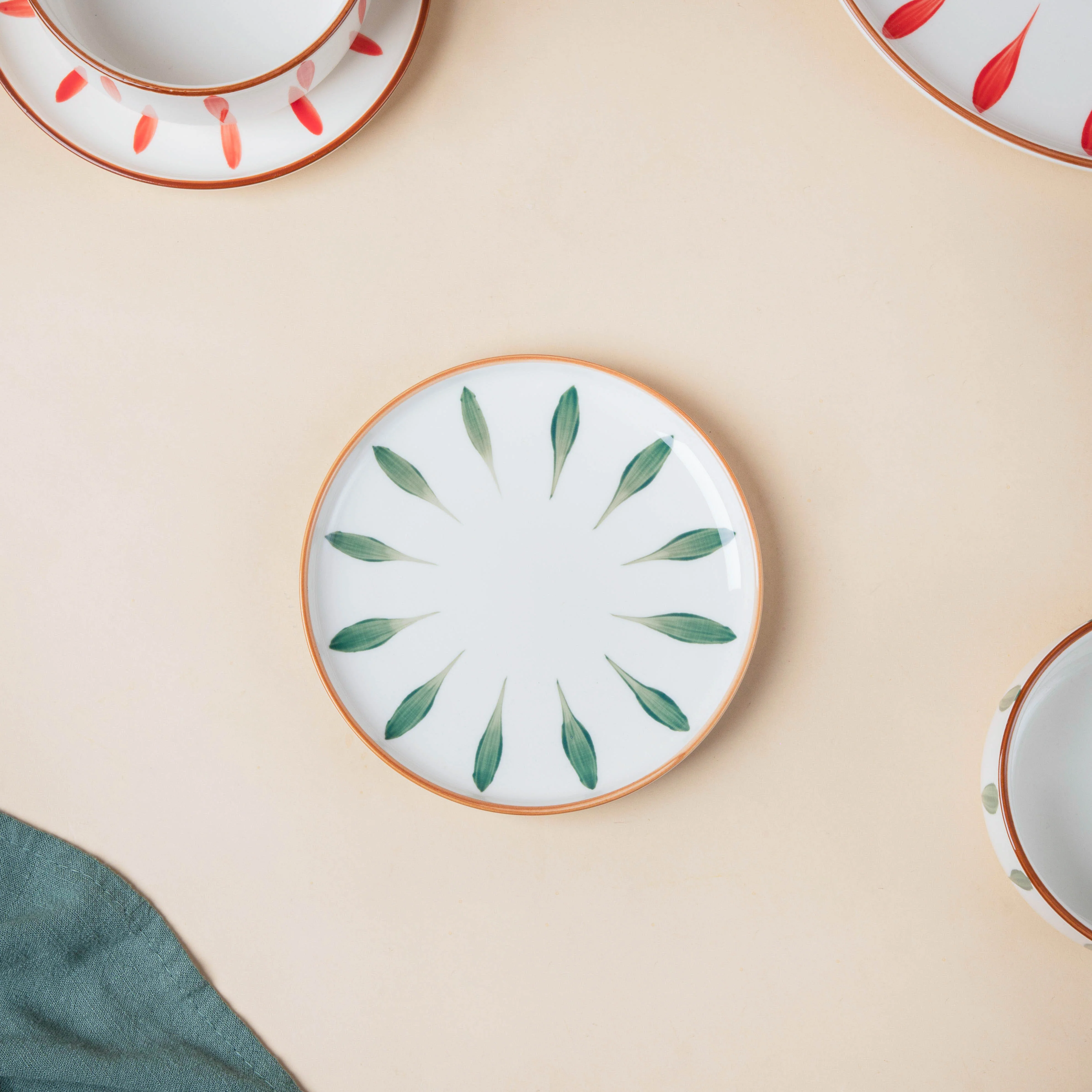 Teardrop Red And Green 22 Piece Dinner Set For 6 - Image 5