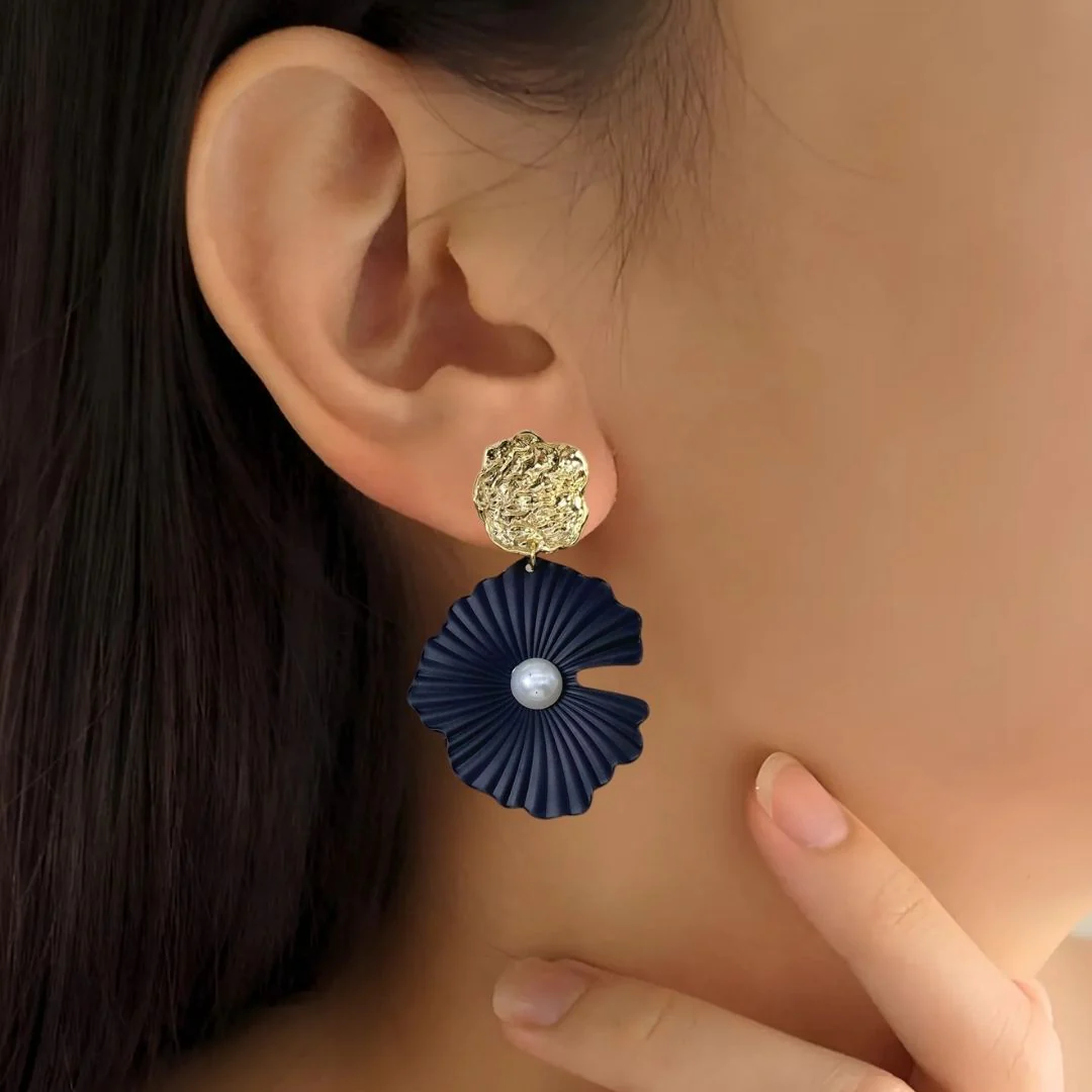 Textured Florals Dangling Earrings Black - Image 2