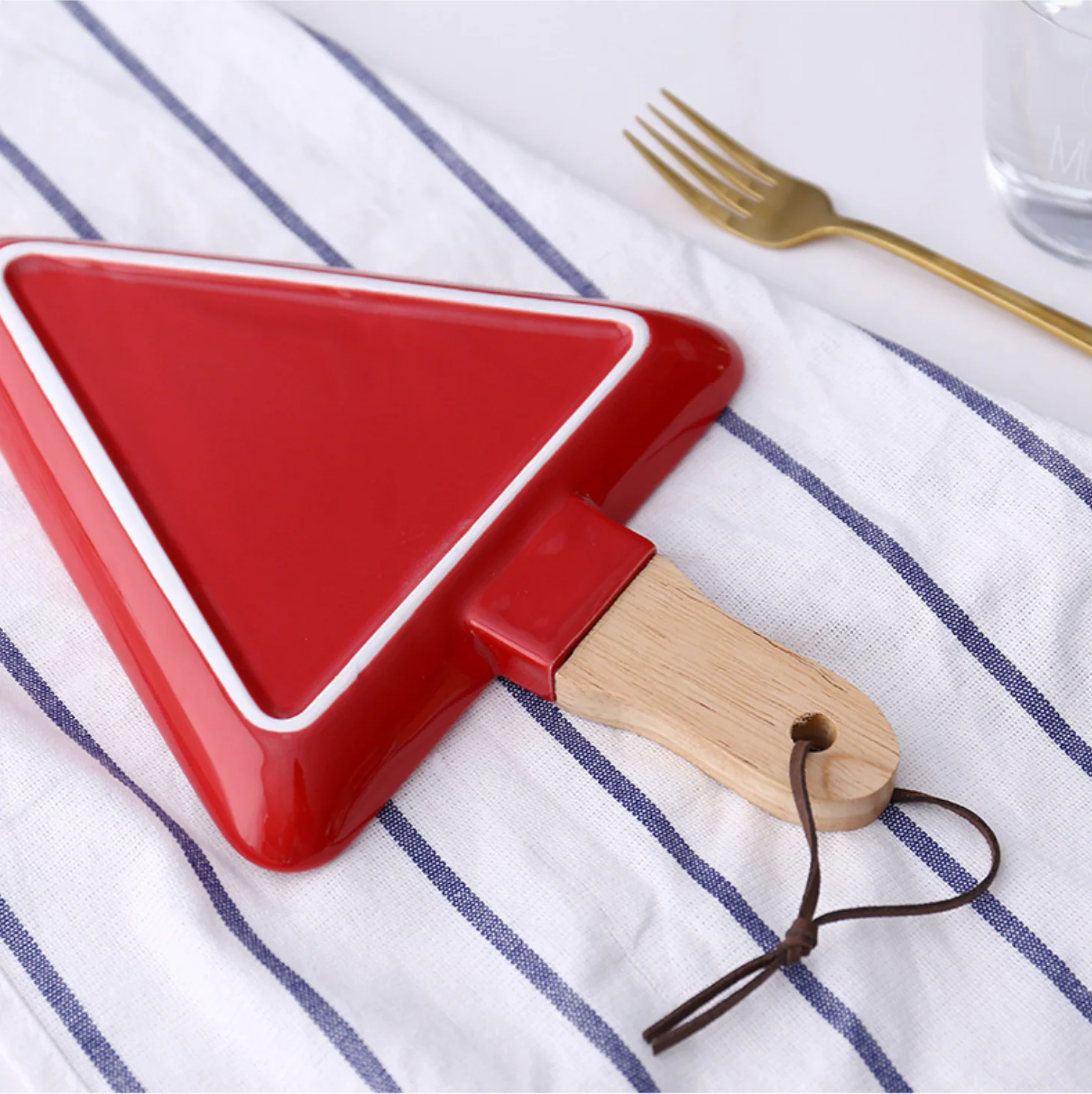 MERRY triangle plate with wooden handle - red - Image 6
