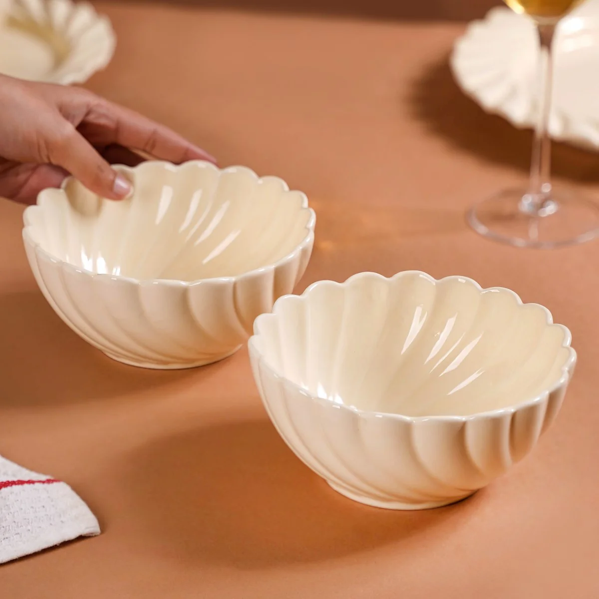 Vanilla White Scallop Luxury Serving Bowls Set Of 2 850ml - Image 2