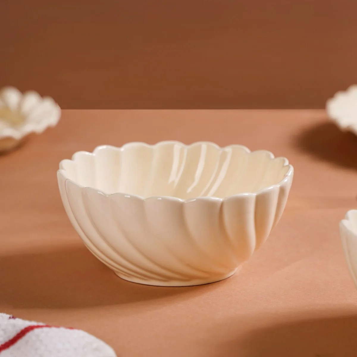 Vanilla White Scallop Luxury Serving Bowls Set Of 2 850ml - Image 3
