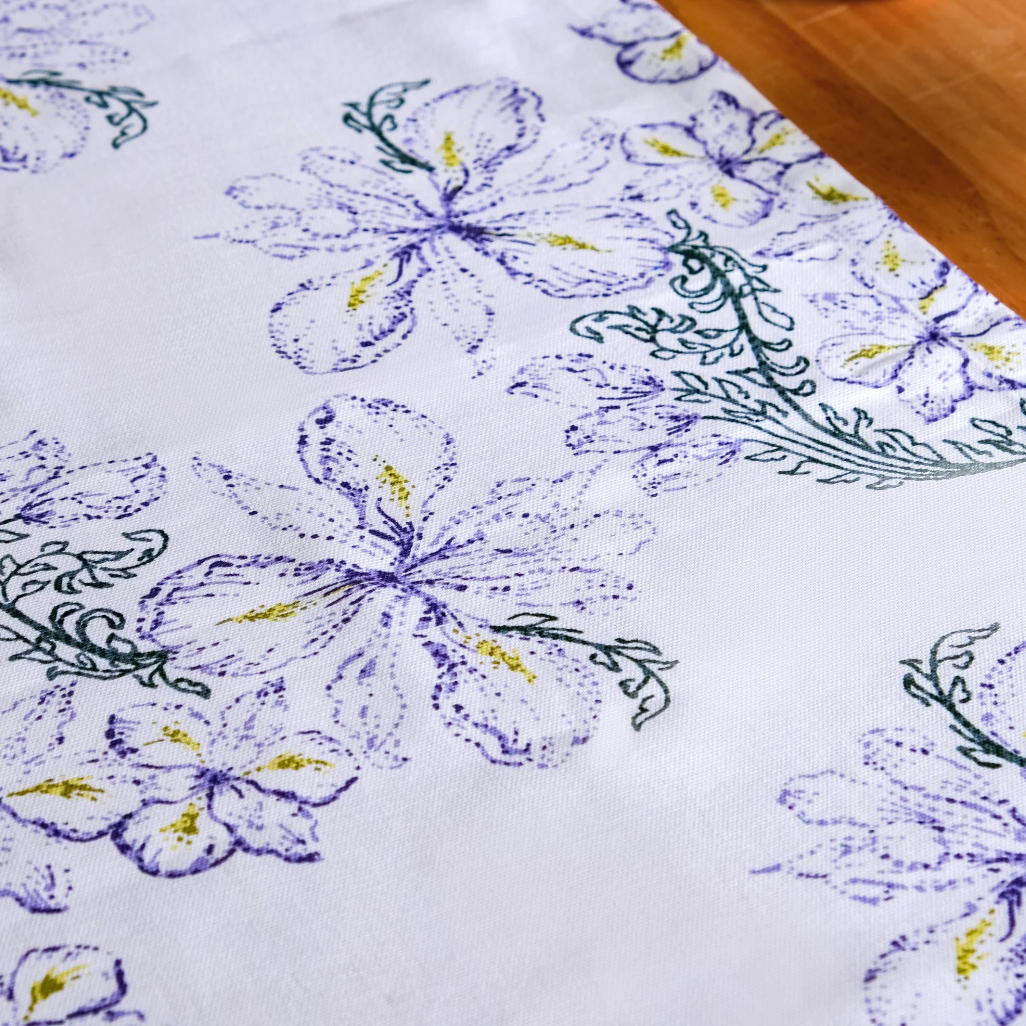 Verde Luxe Table Runner - Image 2