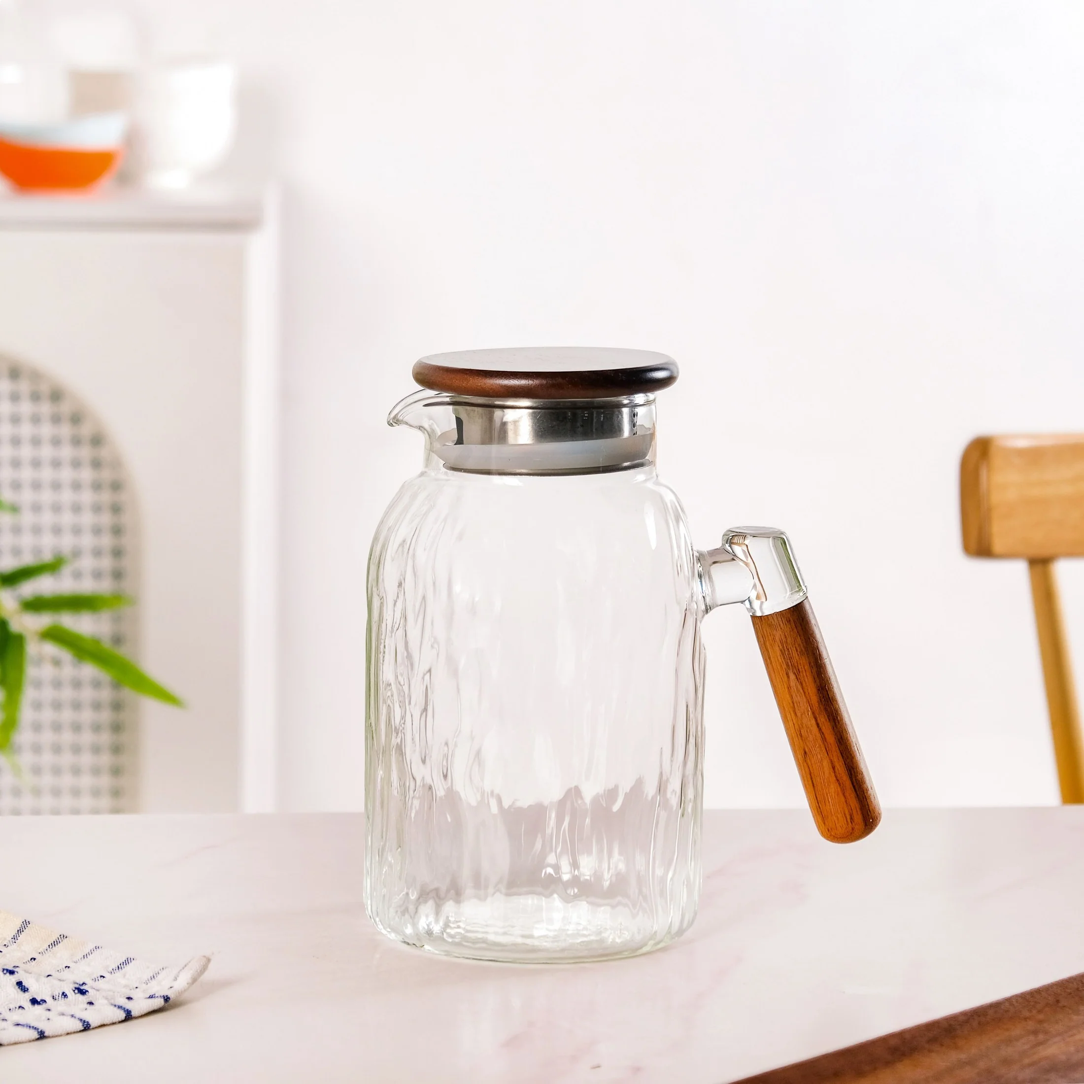 Wavy Glass Pitcher With Wooden Handle 1600ml - Image 5