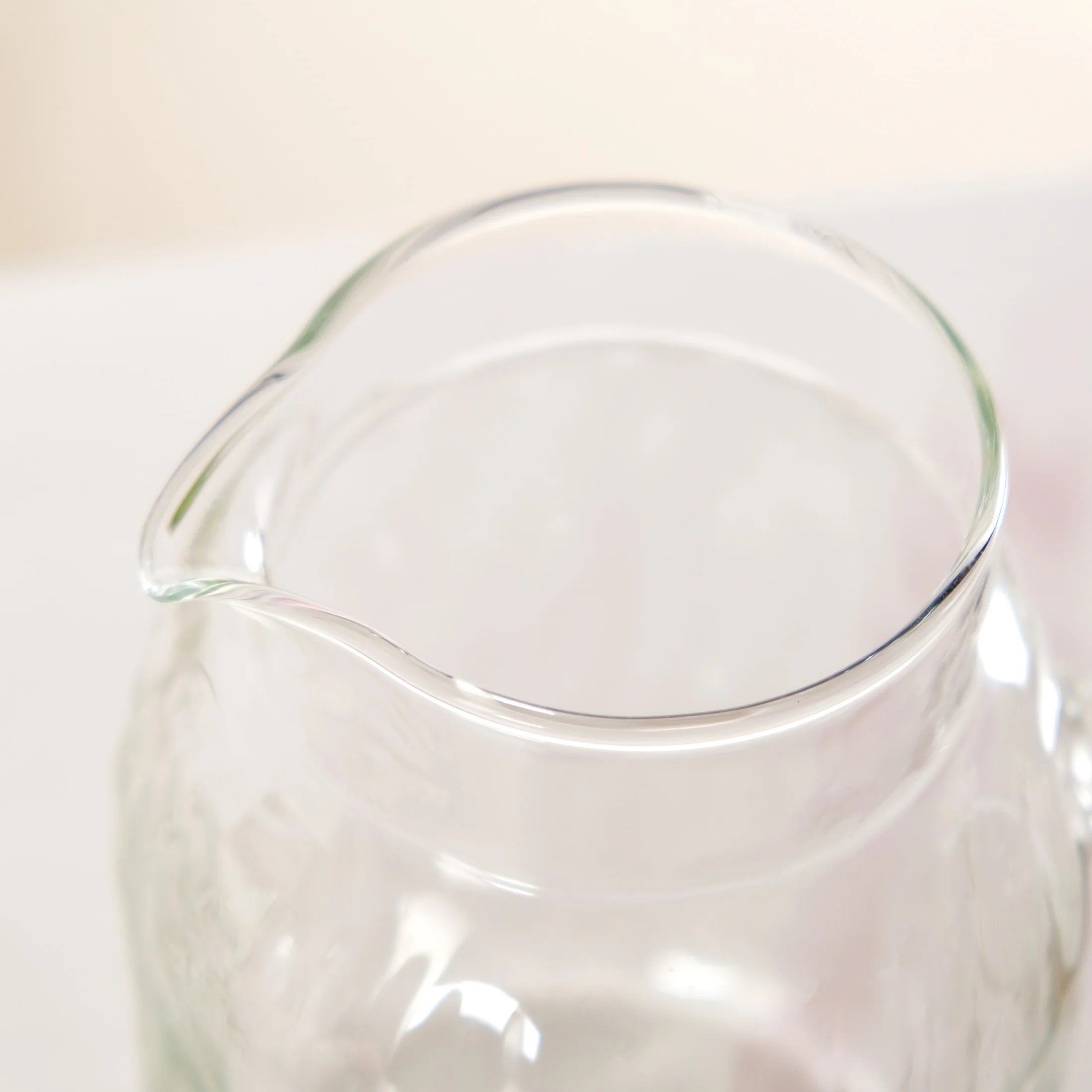 Wavy Glass Pitcher With Wooden Handle 1600ml - Image 7