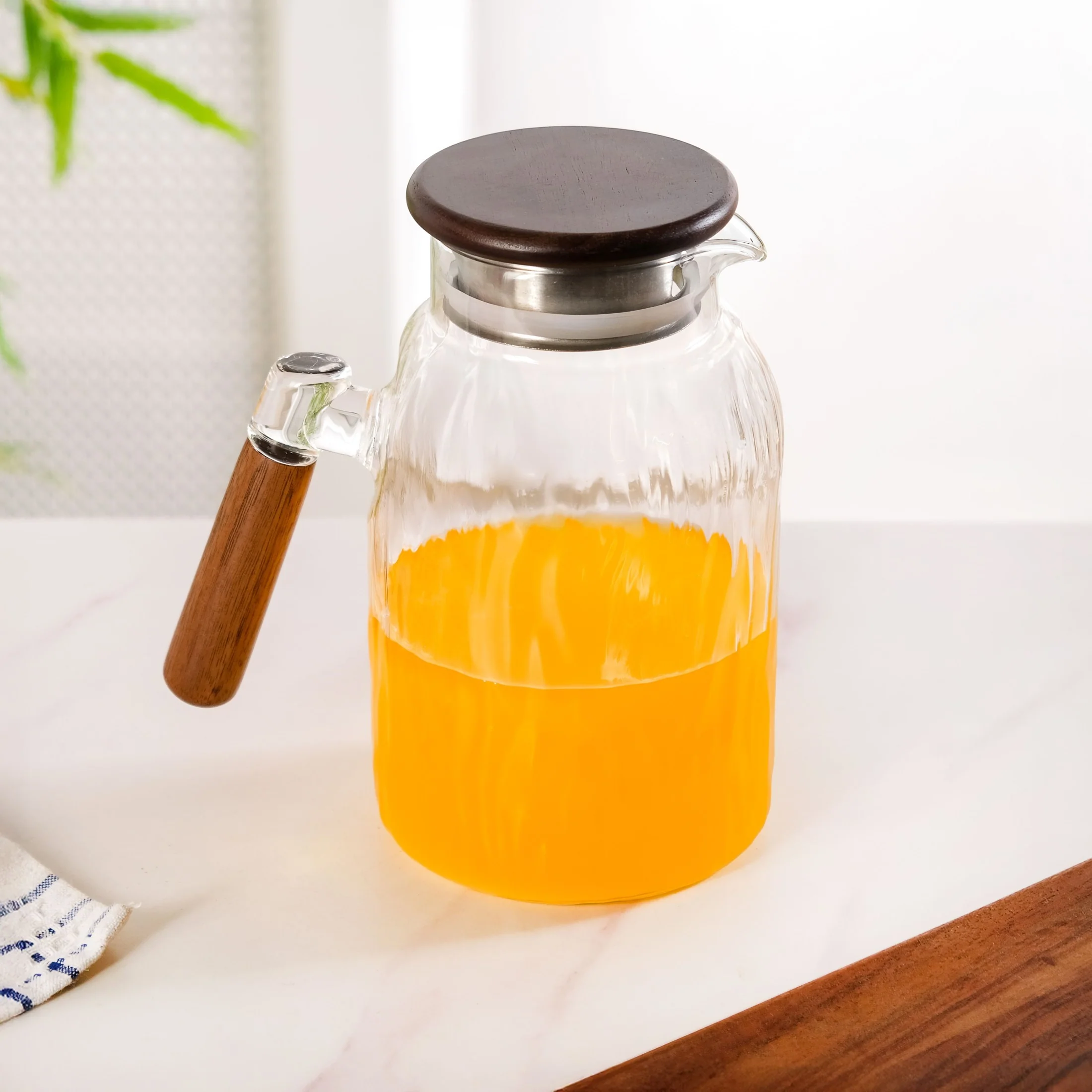 Wavy Glass Pitcher With Wooden Handle 1600ml - Image 8