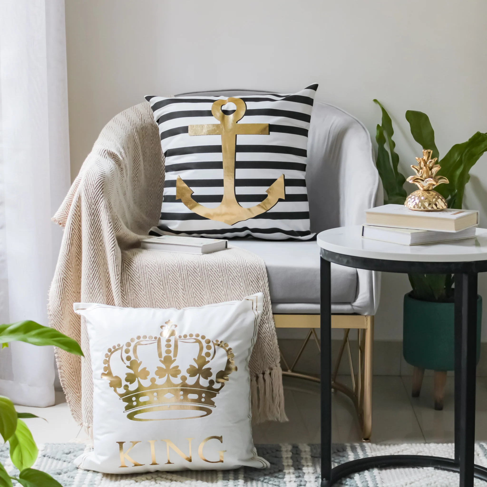 White and Gold Pillow Case - Image 3
