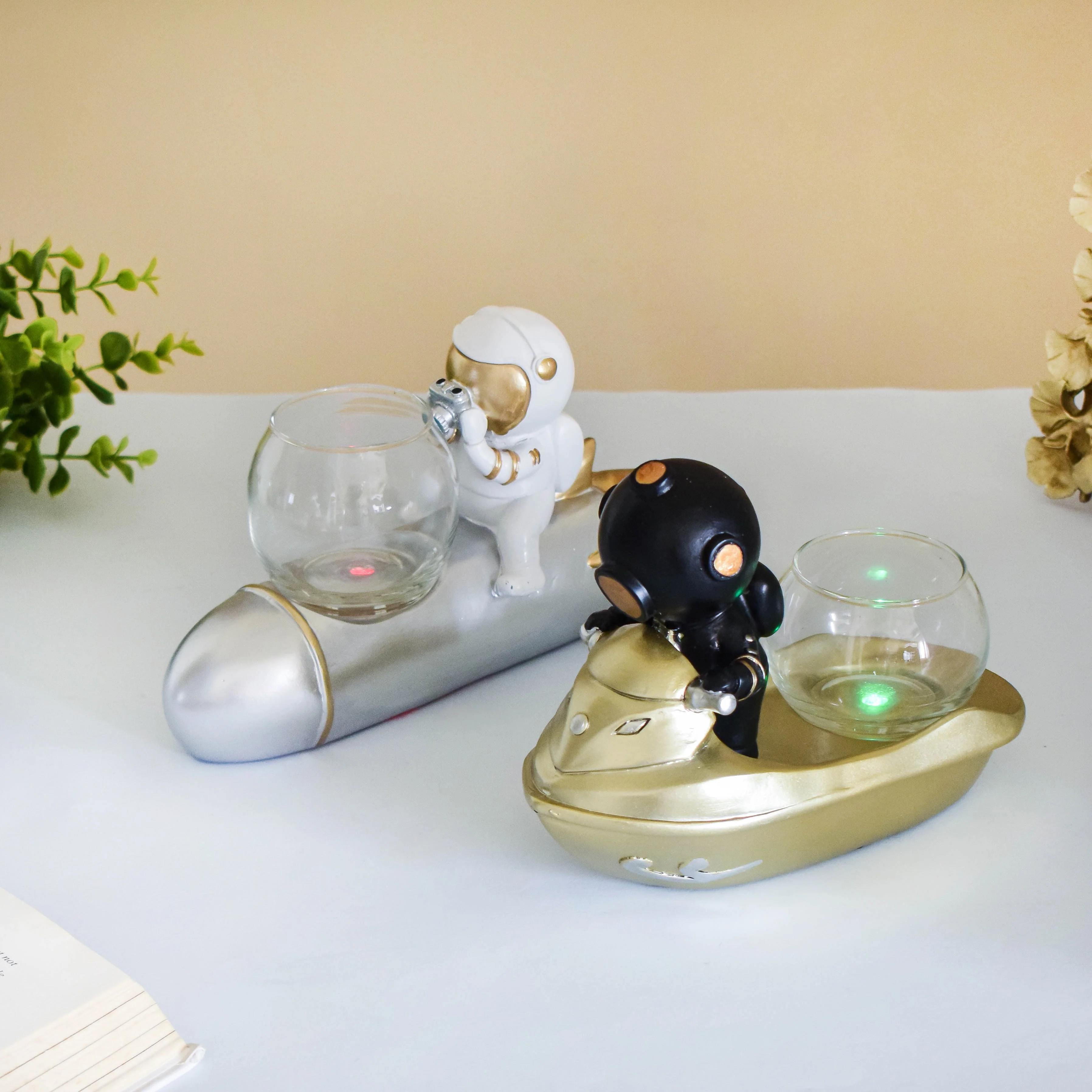 White Astronaut Diver Glass Vase - Image 9