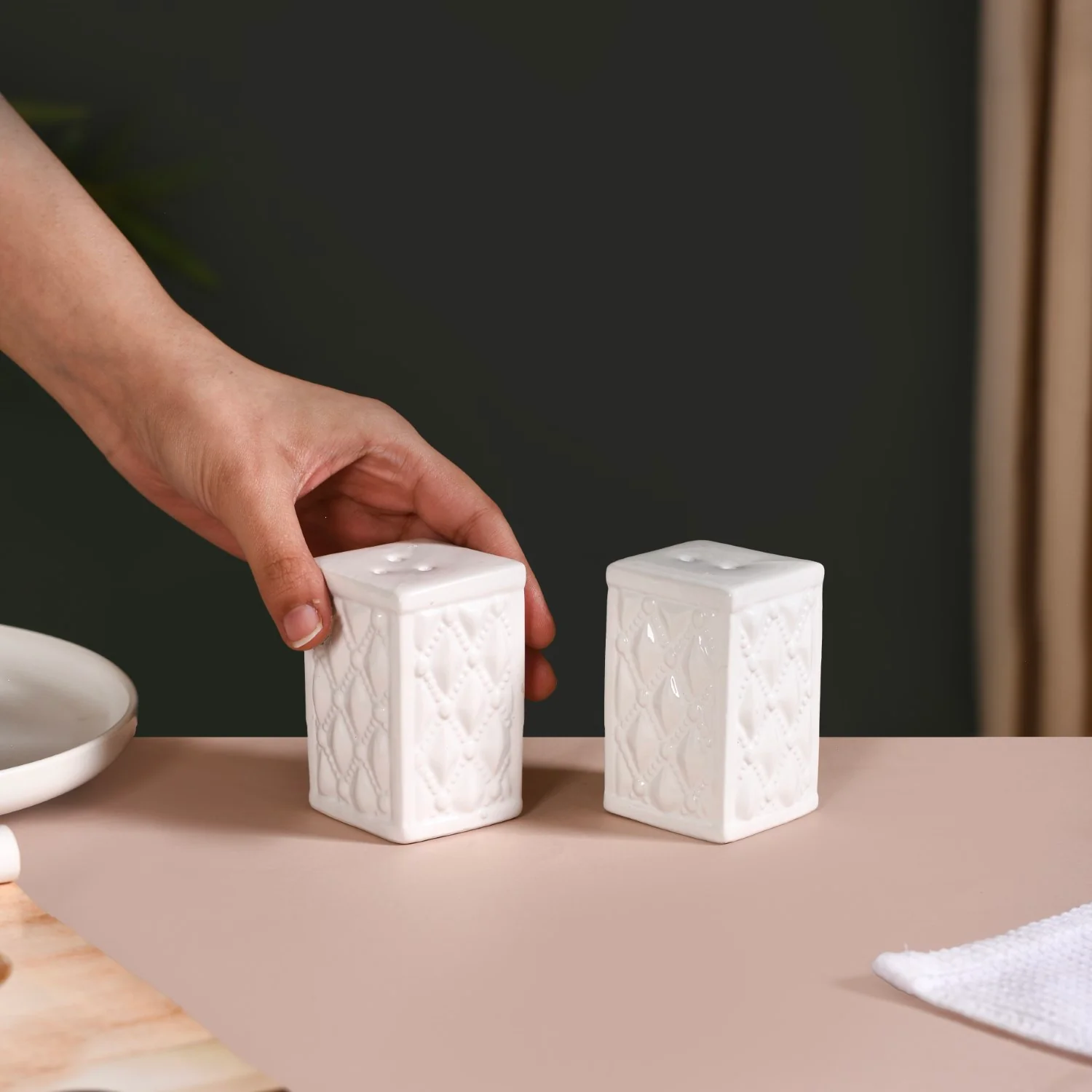 White Chic Ceramic Salt And Pepper Shaker Set - Image 2