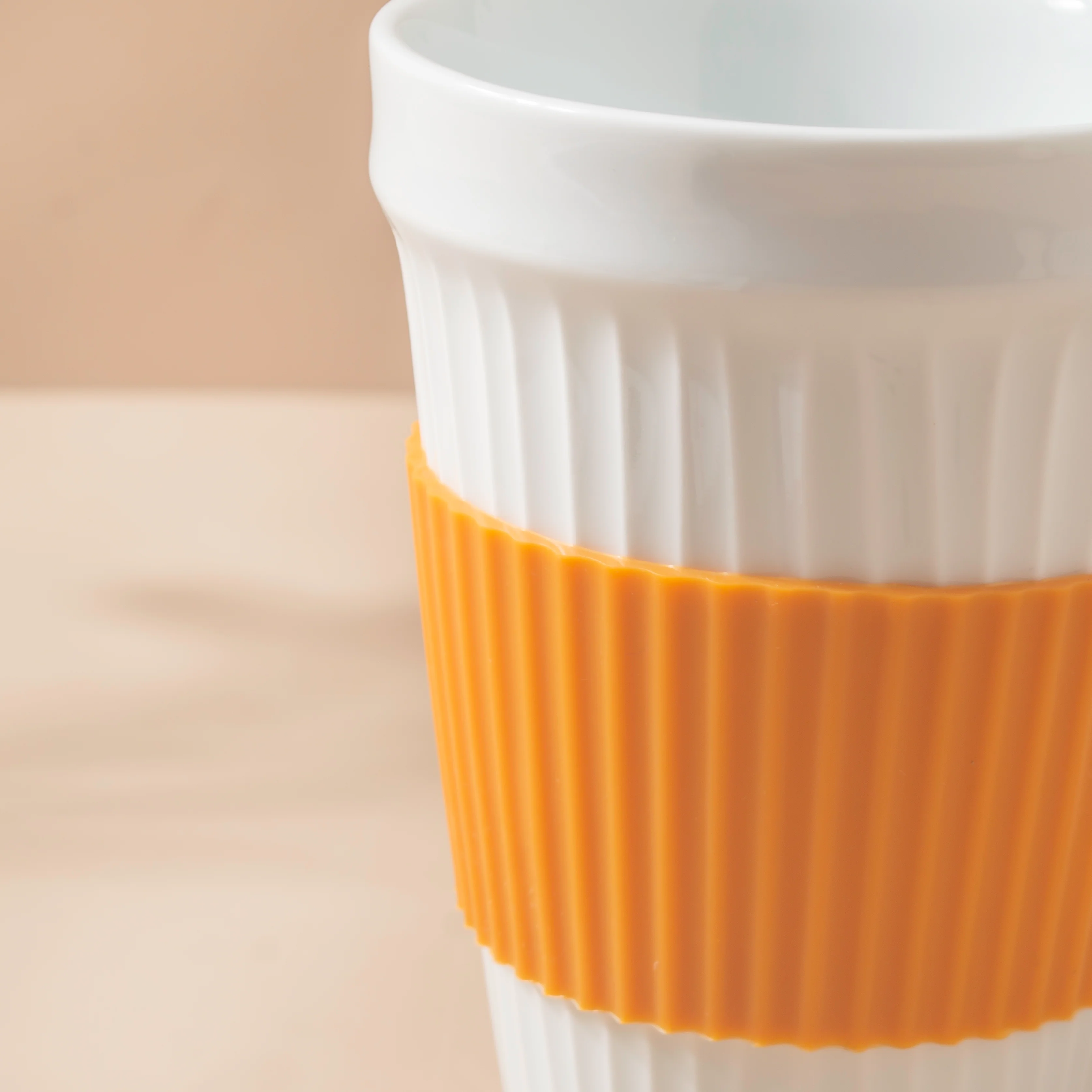 White Ribbed Drinkware With Silicone Band 400 ml - Image 4