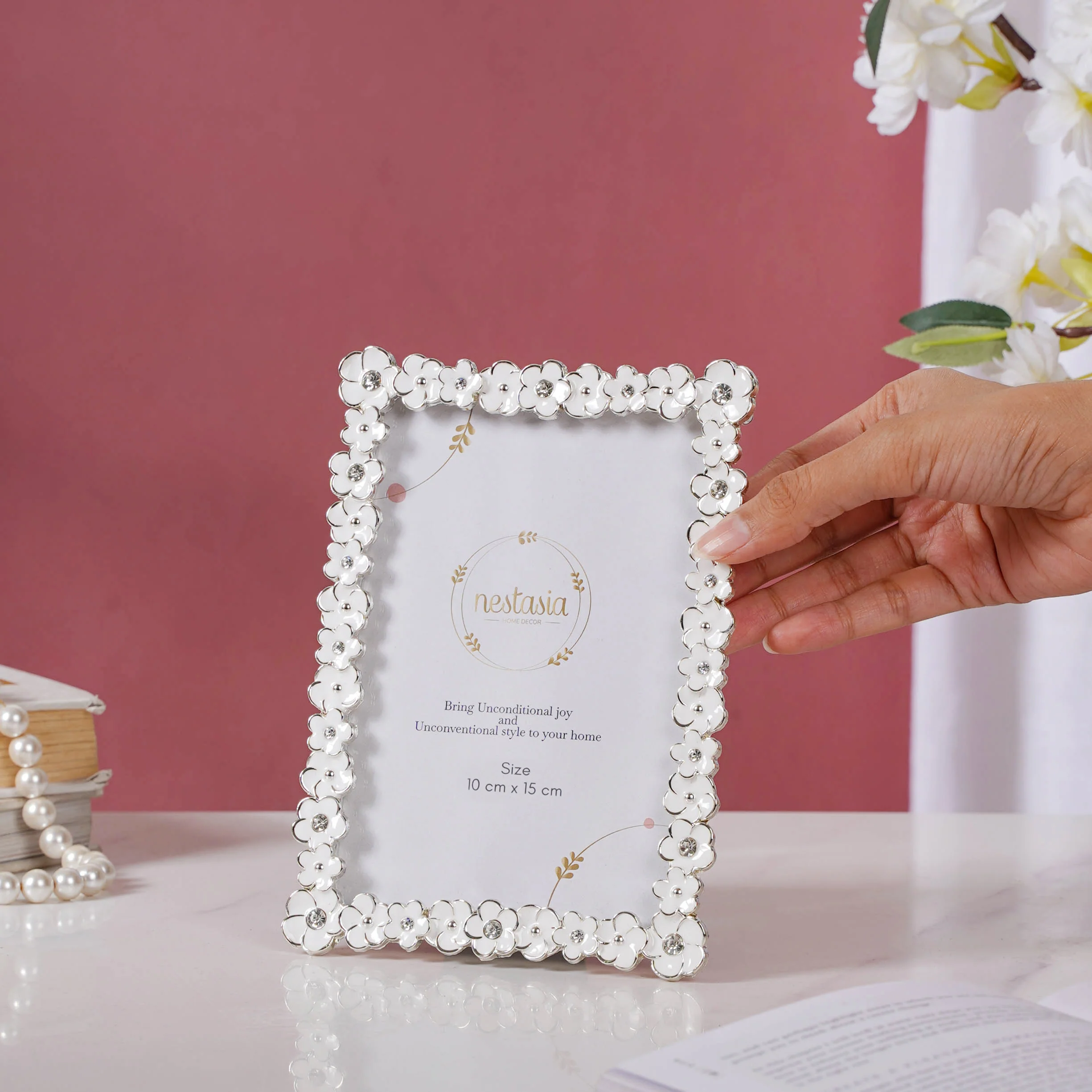 White Wreath Photo Frame Small - Image 2