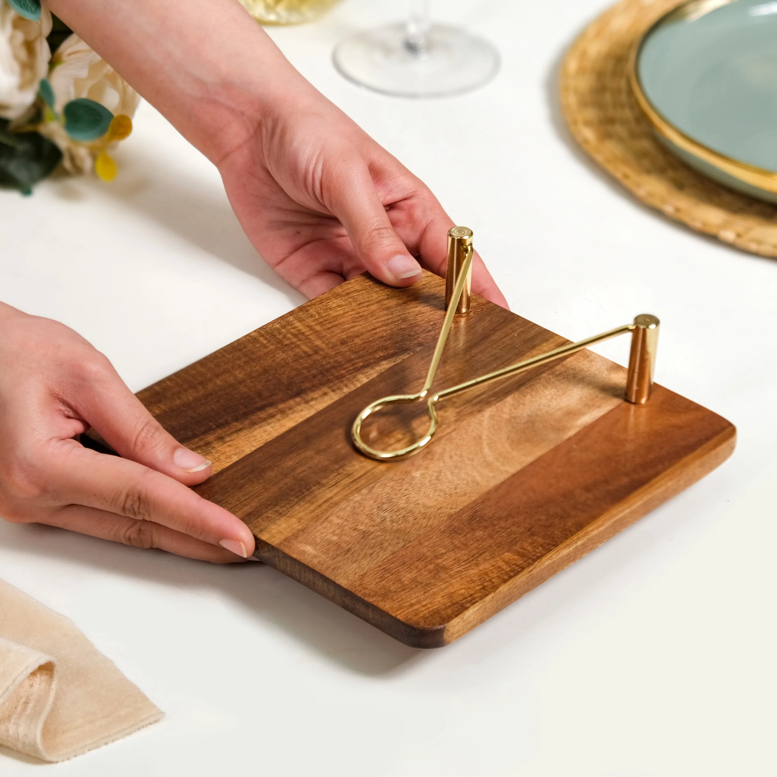 Wooden Tissue Paper Holder With Metal Clip - Image 3